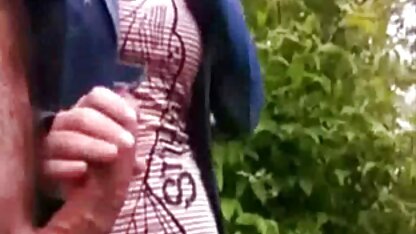 Poussin avec de gros seins se masturbe vieilles matures salopes devant la caméra