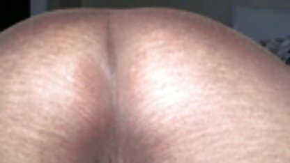 Femme au foyer dépouillé et matures salopes pics se masturbe avec gravité sur le sol de la cuisine