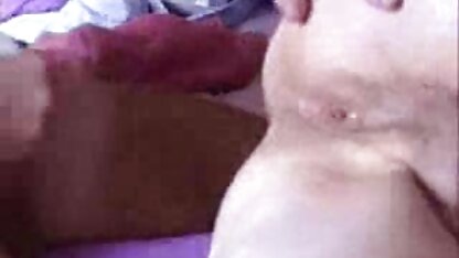 Brunette avec de gros seins femmes mures et salopes posant honnêtement dans le lit