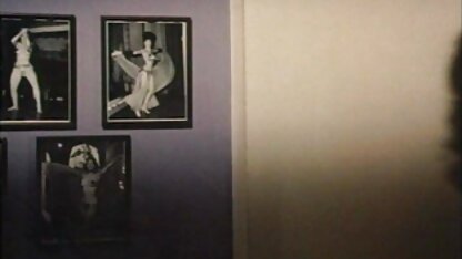Sensuelle poupée Jessi Lopez masser ses seins et donne matures salopes francaises une pipe
