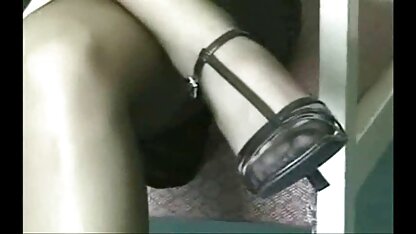 Une femme avec de magnifiques seins baise dans le lit avec salopes francaises matures son amant