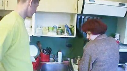 Une Femme Noire bouclée secoua ses fesses de grandeur quand salopesmatures elle chevauchait strapon sur son ami