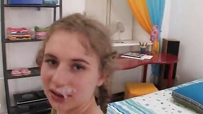 Sexy gosse se fait baiser par une foule d'hommes video tukif mature sur le canapé noir
