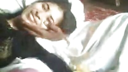 Douce danse mures et salopes devant la webcam et caresser son vagin