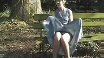 Petite amie baise mère avec un énorme gode dans belles salopes matures le cul et le vagin