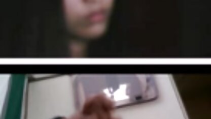 Une fille effectuant une danse érotique près de la piscine, enlevant progressivement ses vêtements de piscine vieilles matures vicieuses bleus