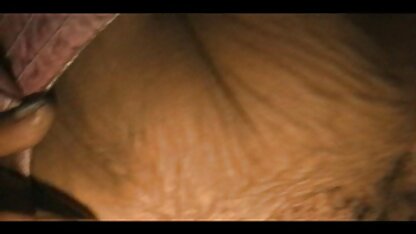 Plantureuse mature blonde cochonne black avec de gros seins se masturbe et baise près de la cheminée