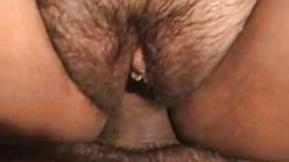 Un belles salopes matures homme qui baise juteux milf dans un préservatif sur le canapé