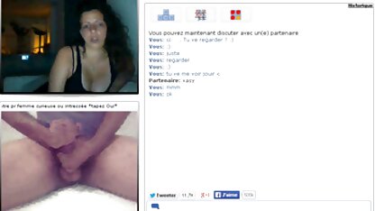 Mère massant le vagin avec un vibromasseur devant la webcam femme 60 ans cochonne