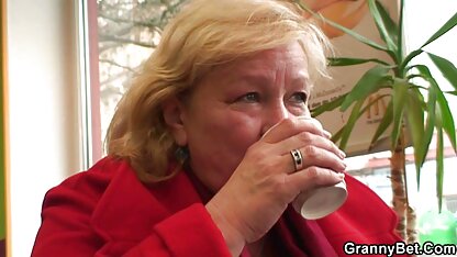 Trois belles femmes avec deux hommes ayant des relations sexuelles dans matures salopes francaises la Cour
