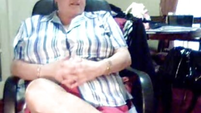 Une poupée avec des nattes et des cheveux massage bite traite belles salopes matures avec webcam