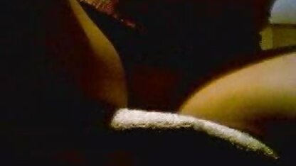 Un voisin mature blonde cochonne montre son charme sur le canapé