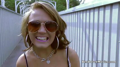 Strip-teaseuse suce eldaki et se video tukif mature fait baiser dans deux troncs avec les visiteurs du club