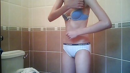 Guy a frappé la beauté mature dans tous les trous dans le video tukif mature salon