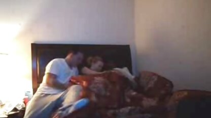 Mère suce la bite pour le belles salopes matures corps musclé de l'amant dans la chambre à coucher