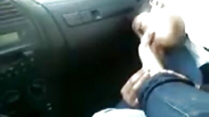 Blonde avec de matures françaises cochonnes gros seins donne une pipe à un homme