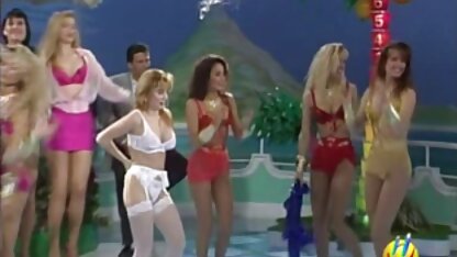 Trois femmes nues faisant du yoga sur le sol dans femme de 60 ans cochonne le Hall