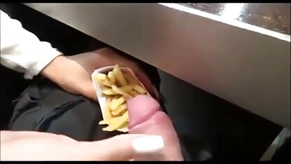 Brune salope était accroupi sur le visage de l'homme matures françaises salopes avec un chapeau serré