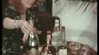 Lesbiennes vieilles matures vicieuses barbouillé avec de l'huile et baisée avec un jouet de sexe