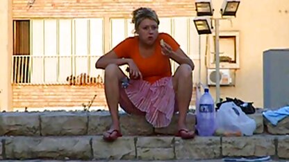Plantureuse blond masturbe dans coulage sur blanc canapé belles matures salopes