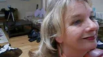Un homme a matures salopes françaises déchiré sa mère à la poitrine avec un piercing au mamelon et du sperme sur son visage