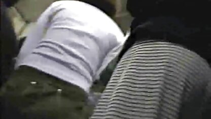 Riley Jenner vieilles matures salopes sucer des bites humides dans la nature près de gros tas de roche