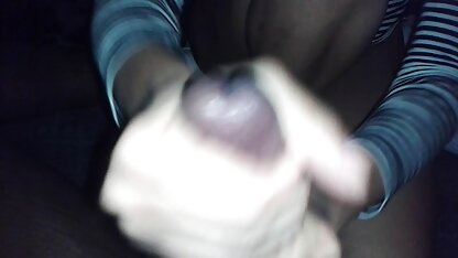 Brunette insérer des matures françaises salopes jouets devant le cul devant la webcam
