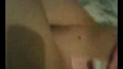Brunette aux cheveux courts mature se caressant avec un vibromasseur salopes matures poilues