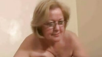 Femme regarder matures francaises cochonnes la télévision tandis que son mari lèche son chapeau