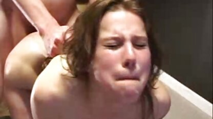 Fille se masturbe avec un vibrateur matures salopes poilues sur le sol de la chambre