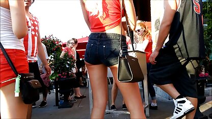 Danseur secouant son video de salopes matures cul devant la caméra
