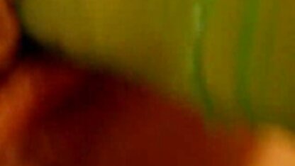 Client Léchage huilé video de salopes matures vagin par serré-eyed masseur