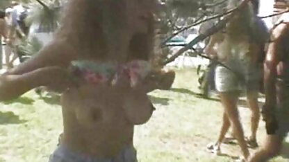 Fille avec des chemises roses Assis sur le matures salopes françaises dessus de la machine à sexe avec trou anal
