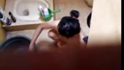 Jeune maturesalope couple ayant le sexe vaginal sur la table de la cuisine