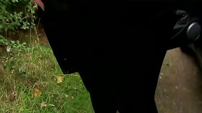 Un homme a cochonnes mures frappé la grosse dame et a déchiré la gorge dans la salle de bain
