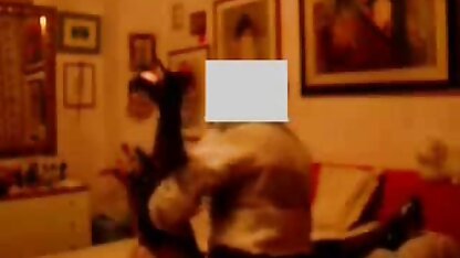 Rousse Blonde femmes mures et salopes donne une pipe à un homme