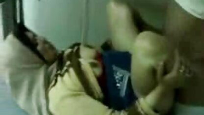 Un homme vissant une blonde dans le salon maturessalopes sexe avec le pénis et les doigts