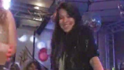 MILF avec de mature blonde cochonne gros seins se masturbe sous le jet d'eau