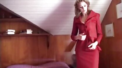 Nue brune mures et cochonnes à la chatte poilue se fait baiser par masseur