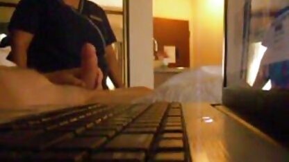 Brunette de 18 ans se frottant le cul avec de l'huile et un constructeur de 40 ans pour la baiser après le matures françaises salopes travail