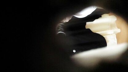 Instructeur de Fitness insérez le gros baril et l'œuf dans la bouche de matures salopes pics deux athlètes moulés