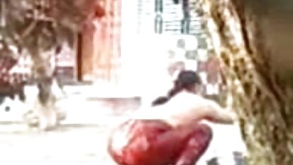 Skinny fille se masturbe son belles salopes matures vagin sur le canapé doucement