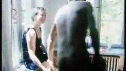 Brunette donne une profonde pipe matures salopes nues à un client dans un club de strip