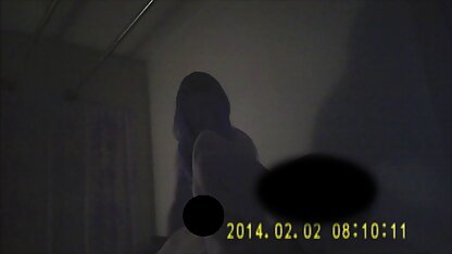 Jeune vieilles matures vicieuses blonde en robe noire étranglant son gode anal devant webcam