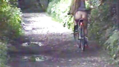 Belle assise mature bien cochonne avec des fentes serrées sur un gros gode masturbation dans la salle de gym