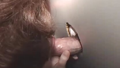 L'homme devant la webcam masturbe le membre et le pousse dans femme de 60 ans cochonne la fente d'une brune