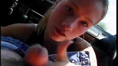 Masseur frotte le corps matures salopes de la blonde avec de l'huile, puis branler son entrejambe