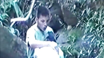 Les filles russes soulevant l'ourlet d'une robe bleue et caresse sa chatte avant de salopemature baiser anal