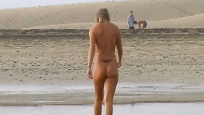 Après le sexe, Une brune en femme mure bcbg bas prend du sperme dans son visage