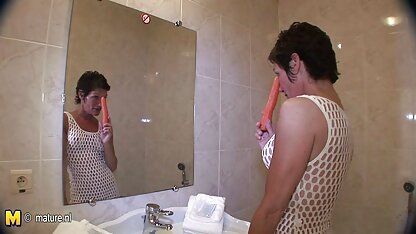 Élégante brune sur le sol matures françaises salopes huiler son corps